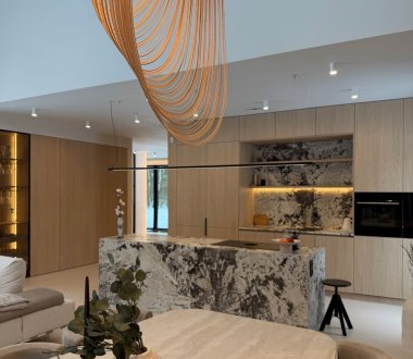 Dąb, kamień i światło – realizacja szyta na miarę