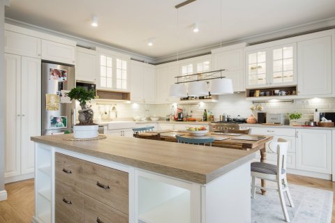 Powrót kuchni rustykalnej – trend, który odnajduje duszę domu